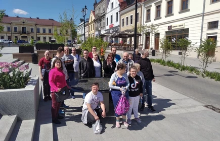 grupa osób stoi na płycie rynku w bochni