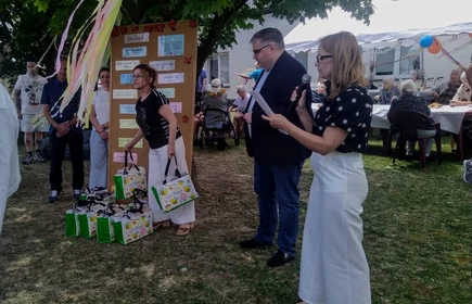Starost i Burmistrzyni wręczają nagrody
