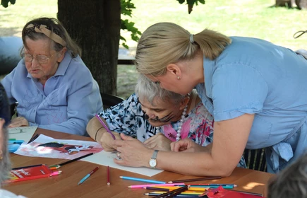 ktoś maluje a inna osoba pomaga jej